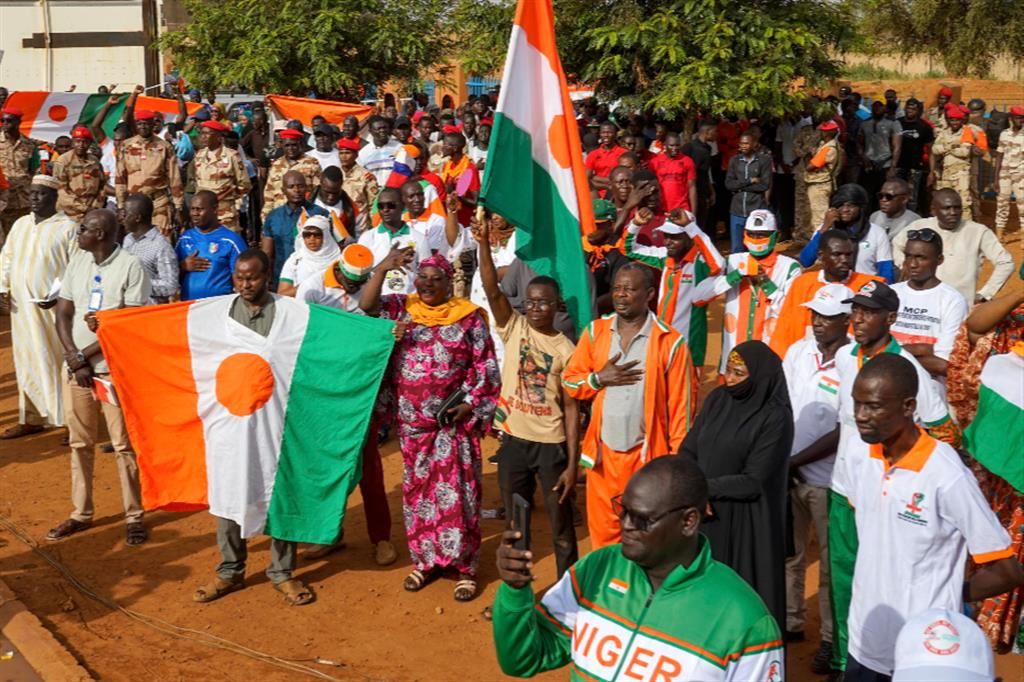 Dimostranti antifrancesi a Niamey, capitale del Niger