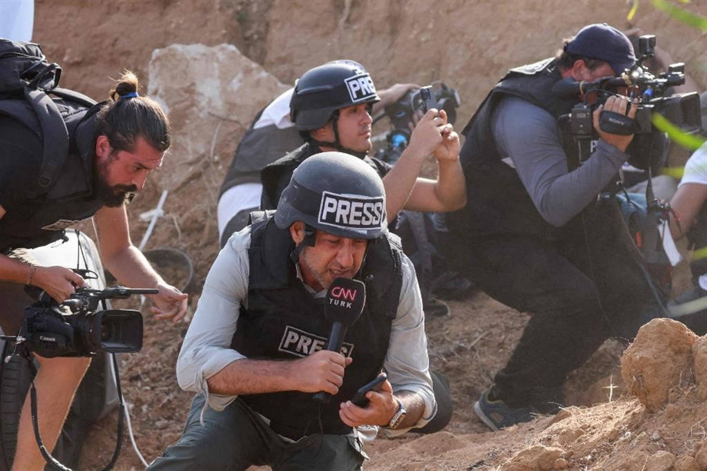 Giornalisti a Gaza durante un bombardamento