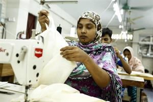 Nel settore tessile del Bangladesh migliorano le condizioni di lavoro