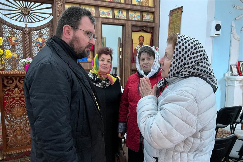 Il vescovo Maksym Ryabukha fra i fedeli del Donbass