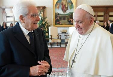 Il Papa consegna premio Paolo VI a Mattarella: maestro e testimone coerente