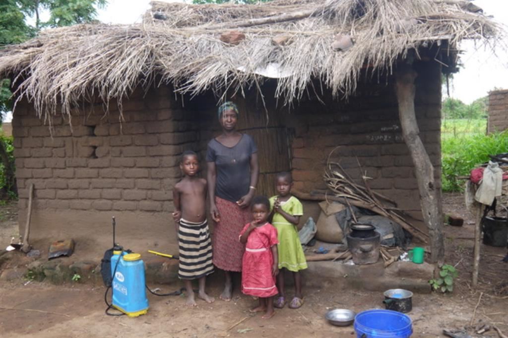 Madre e figli nella loro capanna in Malawi