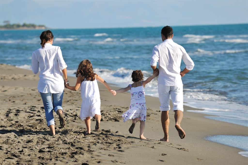 Una famiglia con figli in vacanza al mare
