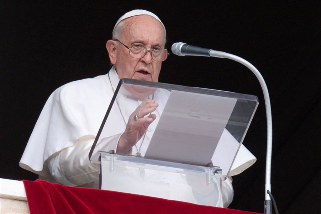 Il Papa: «I santi non sono eroi ma amici fidati». E prega per la pace
