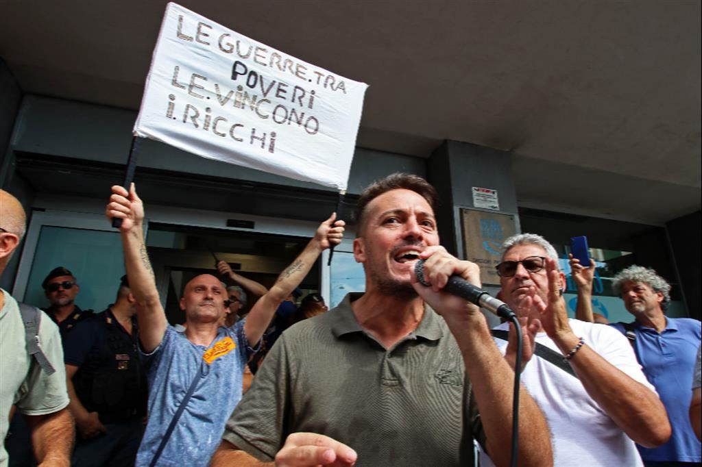 Un momento della protesta davanti alla sede Inps di Napoli