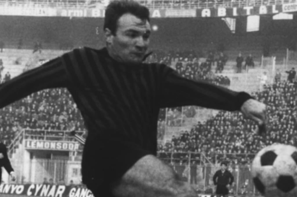 L’ex campione brasiliano naturalizzato italiano, José Altafini, 84 anni, in una foto storica con la maglia del Milan
