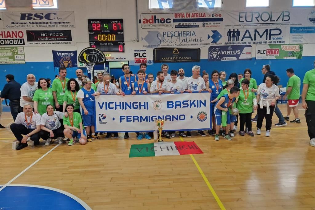 I Vichinghi di Fermignano (Pesaro) dopo la conquista della Coppa Italia di baskin, la pallacanestro che fa giocare insieme persone normodotate e persone disabili