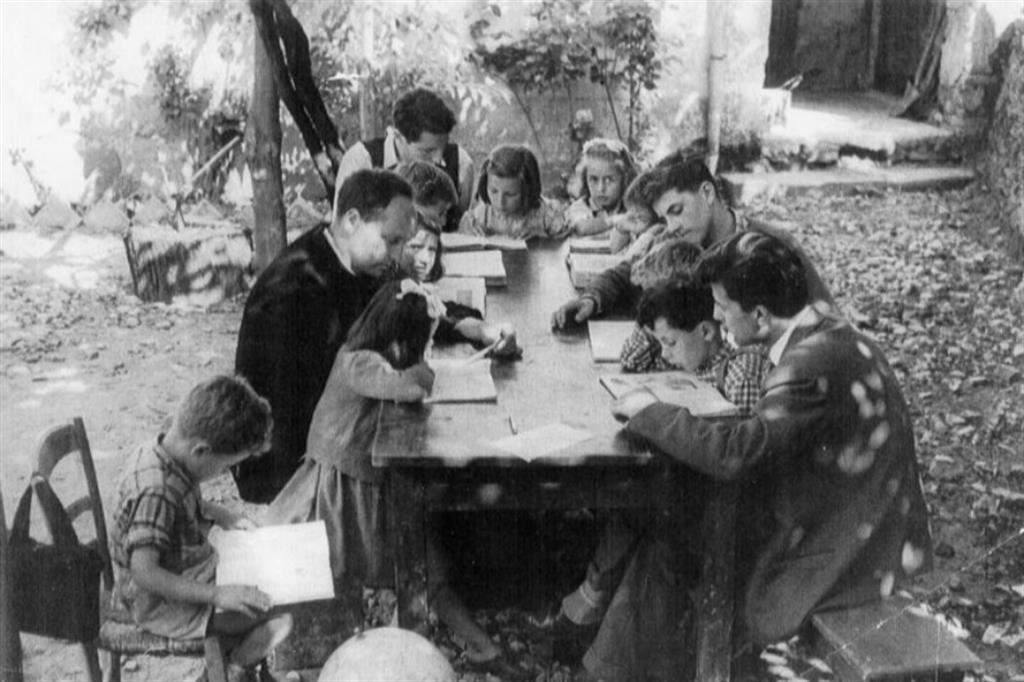 Don Lorenzo Milani con i suoi ragazzi nella scuola di Barbiana
