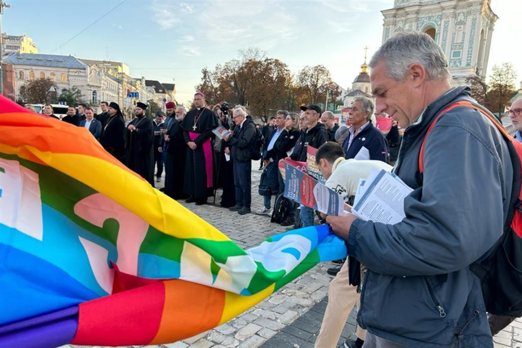 La preghiera per la pace in piazza Sofia organizzata a Kiev dagli attivisti italiani del Mean