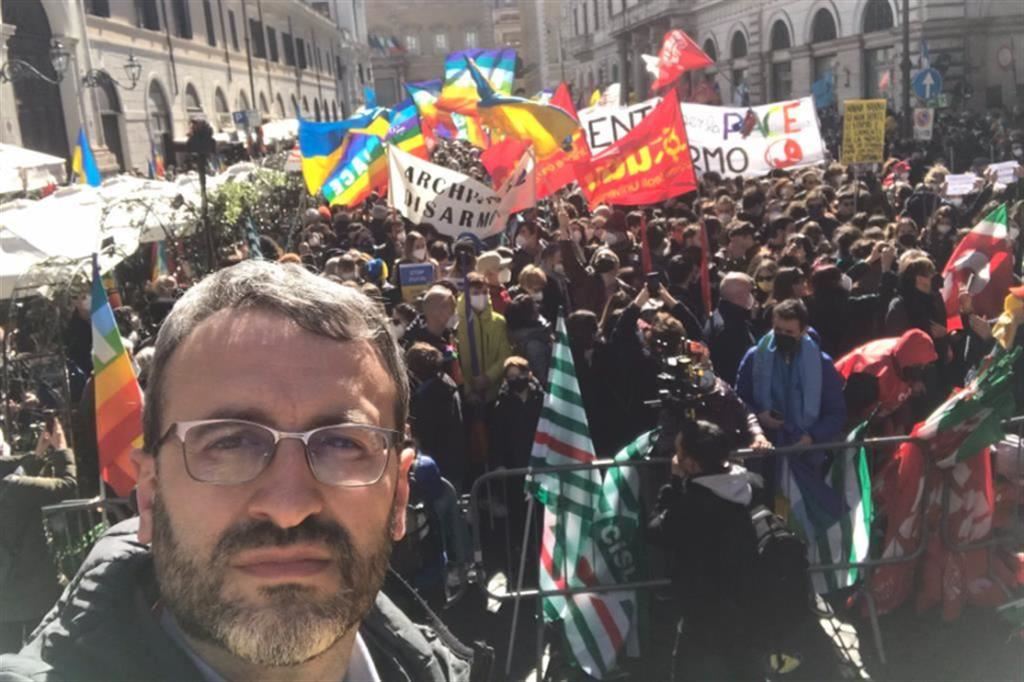 Francesco Vignarca a una manifestazione per la pace in Ucraina