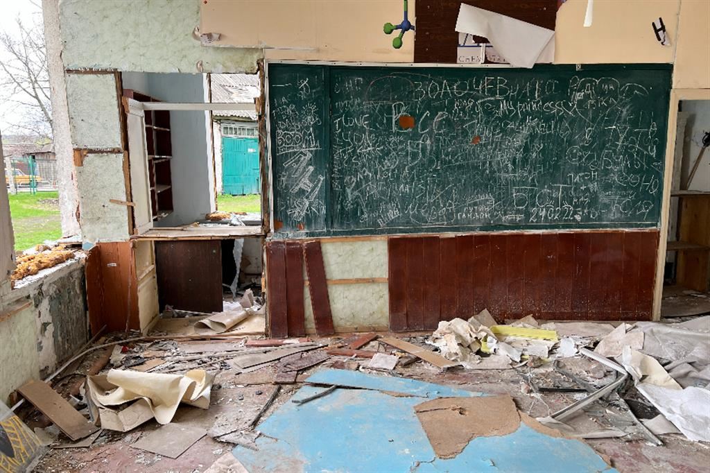 Una scuola bombardata a Merefa, città a trenta chilometri da Kharkiv