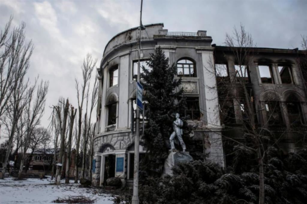 Il centro devastato di Bakhmut, la città dell'oblast del Denetsk in cui russi e ucraini combattono ormai da due mesi