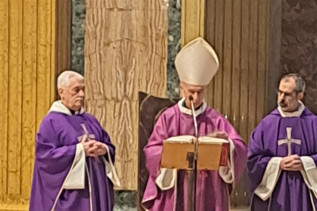 La Messa presieduta dal cardinale Luis Ladaria Ferrer a Roma. Accanto a sinistra il preposito dei gesuiti Arturo Sosa Abascal
