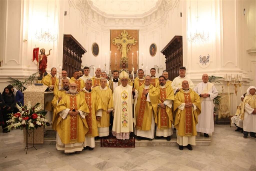 Il vescovo di Noto con alcuni sacerdoti in occasione della riapertura della chiesa del Santissimo Crocifisso