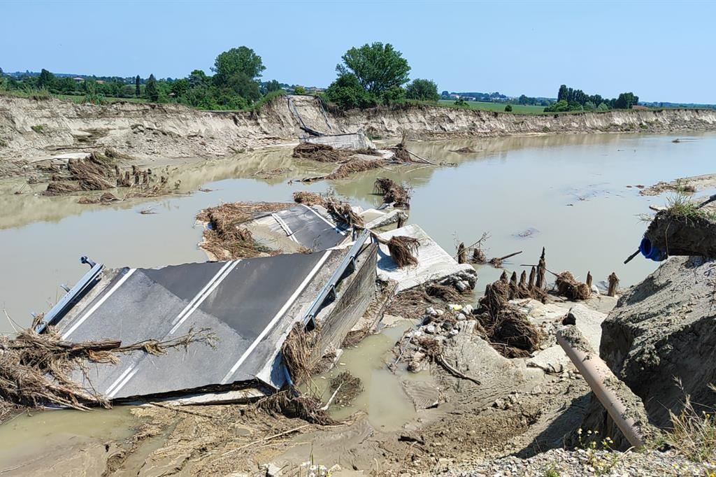 Il letto di un fiume in Romagna distrutto dall'alluvione del maggio scorso