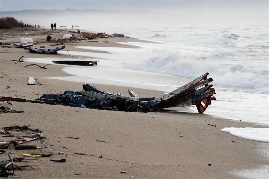 Quello che resta del barcone naufragato a Cutro, in Calabria. 68 i morti accertati
