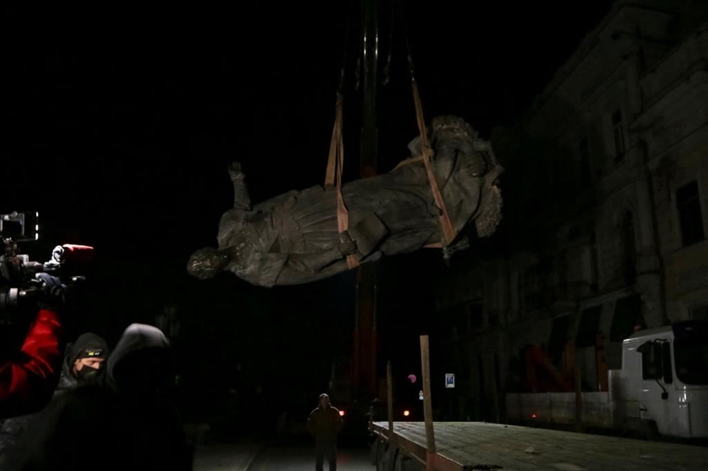 Derussificazione in Ucraina. La statua di Caterina la grande, fondatrice di Odessa, smantellata e portata via dalla piazza della "sua" città il 29 dicembre 2022