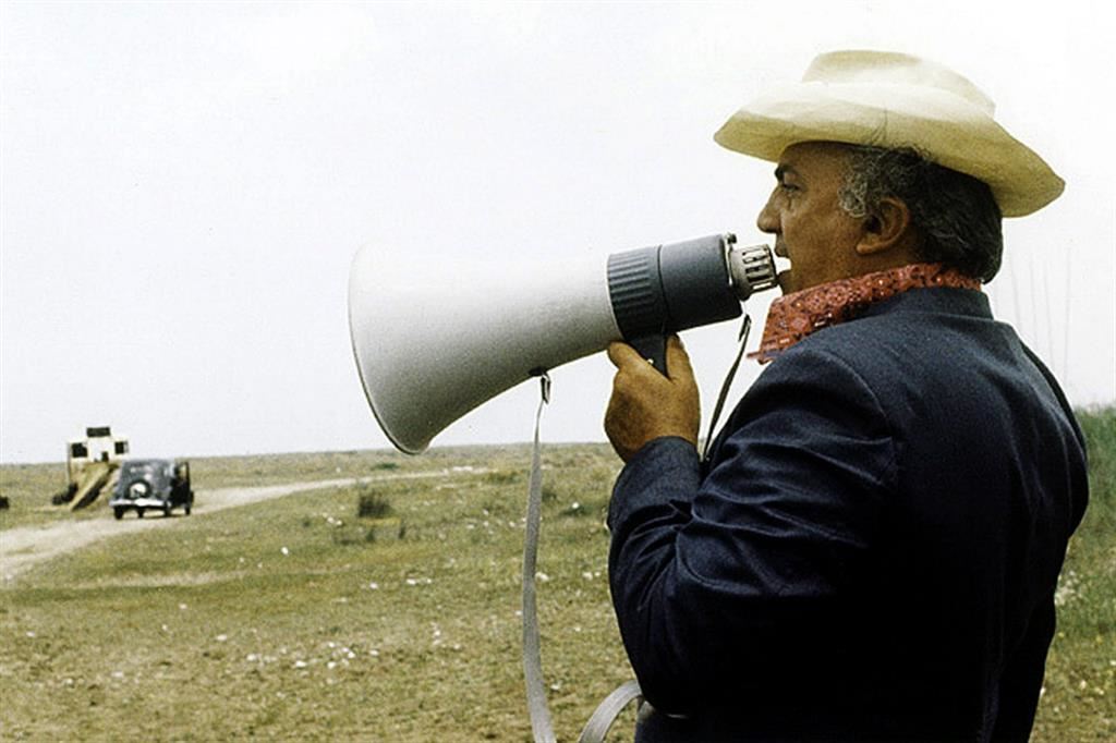 Federico Fellini scomparso il 31 ottobre del 1993 in una caratteristica immagine mentre gira sul set