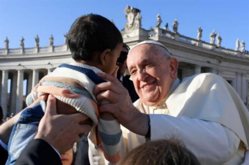 La carezza di papa Francesco a un bambino all’udienza generale in piazza San Pietro