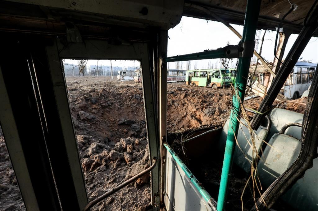 Due missili su un quartiere residenziale di Kharkiv devastano un deposito di mezzi pubblici