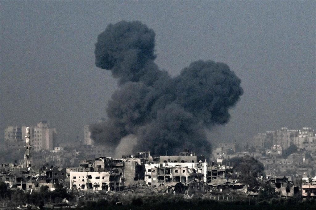 Il fumo si alza durante un attacco aereo israeliano nel nord della Striscia di Gaza