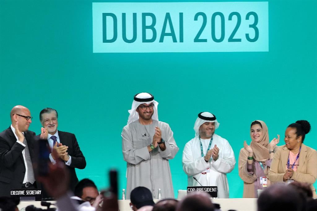 L'applauso del presidente al-Jaber dopo la proclamazione della bozza finale della Cop28 a Dubai