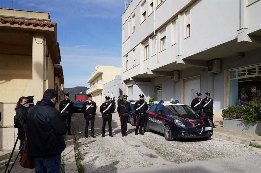 Carabinieri davanti all'ingresso della palazzina dove ha vissuto negli ultimi mesi il superlatitante Matteo Messina Denaro, arrestato ieri