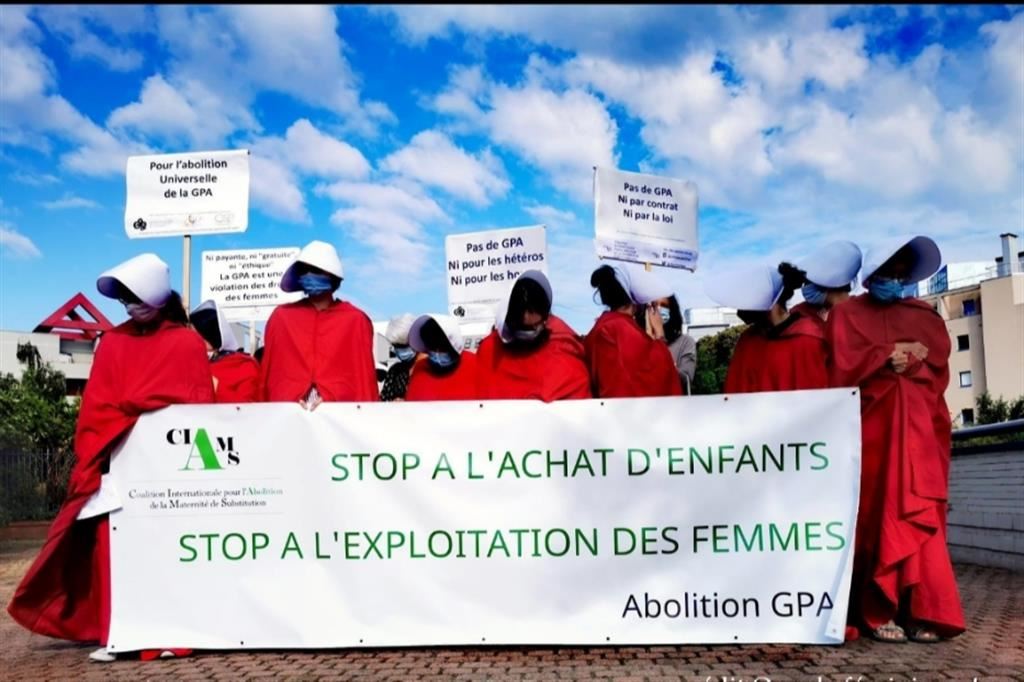 Una manifestazione della Ciams in Francia contro la maternità surrogata
