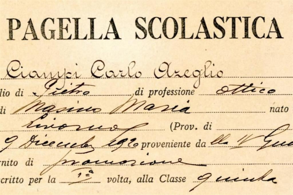 Un particolare della pagella del futuro capo dello Stato Carlo Azeglio Ciampi quando era un giovane studente dell'Istituto Francesco Saverio di Livorno