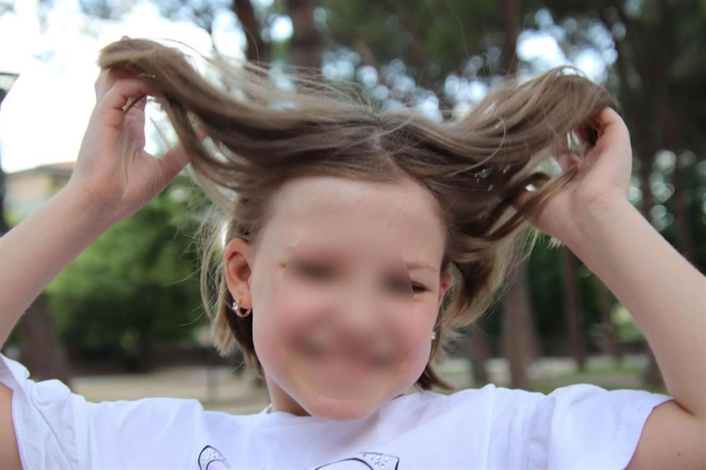 Zlata Orletska mostra i capelli che ha venduto per donare il ricavato ai soldati ucraini