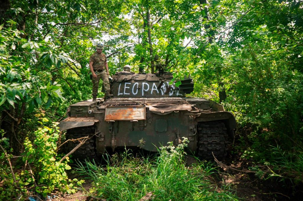 Un vecchio carro sovietico arrugginito, per anni in dotazione all'Ucraina, con l'ironica scritta "Leopard"