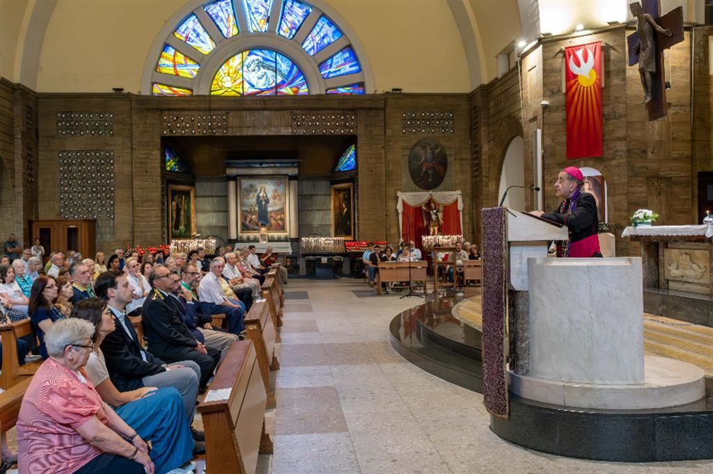 L'arcivescovo Delpini nella chiesa di San Michele Arcangelo e Santa Rita, al Rosario per le vittime e i feriti della Rsa “Casa dei Coniugi”