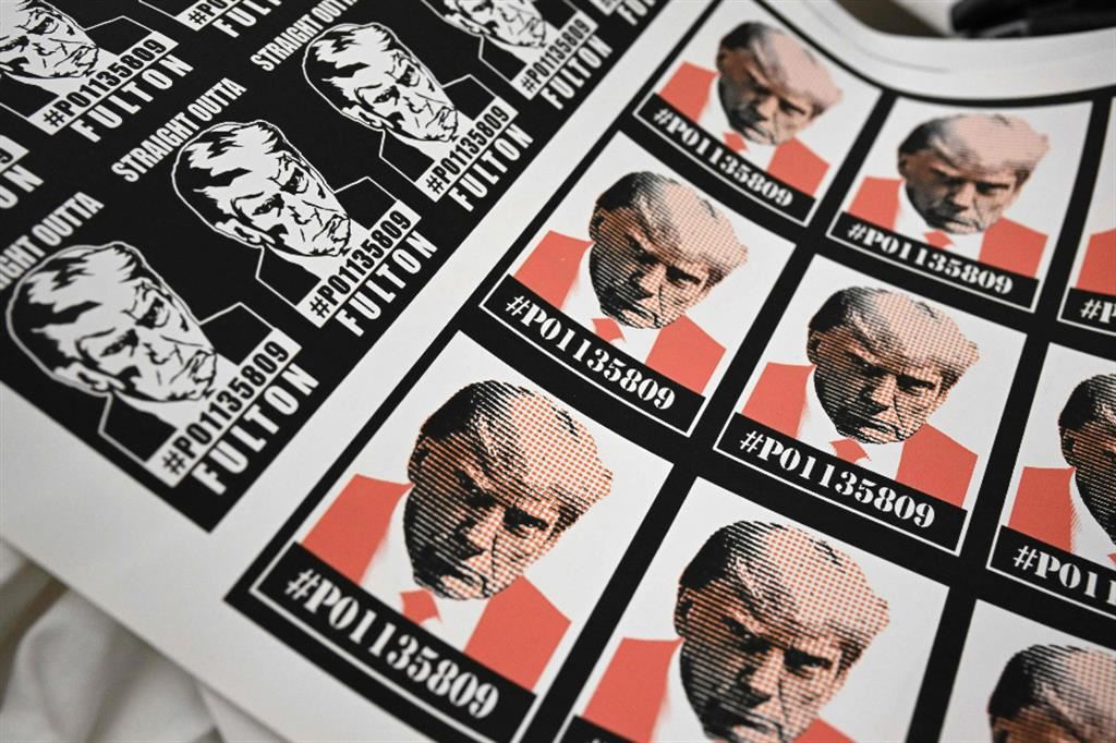 Gli adesivi di Donald Trump con la foto segnaletica dell'arresto in Georgia