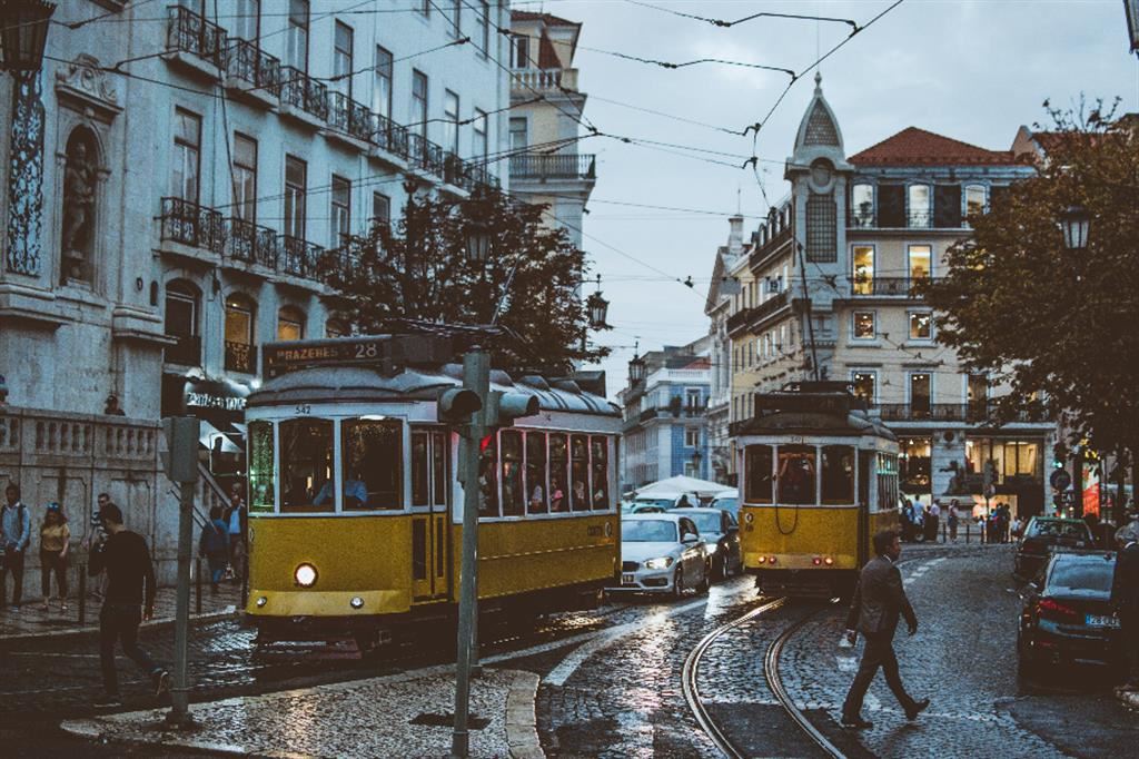 Le strade di Lisbona, tra le mete privilegiate dei pensionati italiani