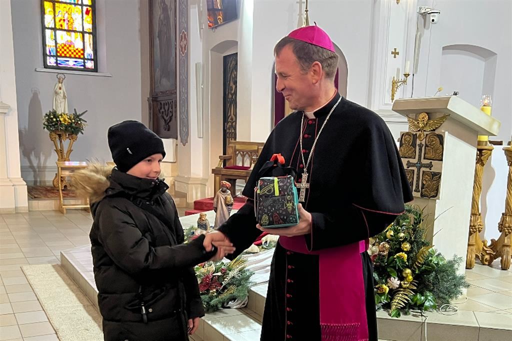 Il vescovo di Kharkiv-Zaporizhzhia, Pavlo Honcharuk, con uno dei ragazzi che hanno ricevuto un dono da papa Francesco