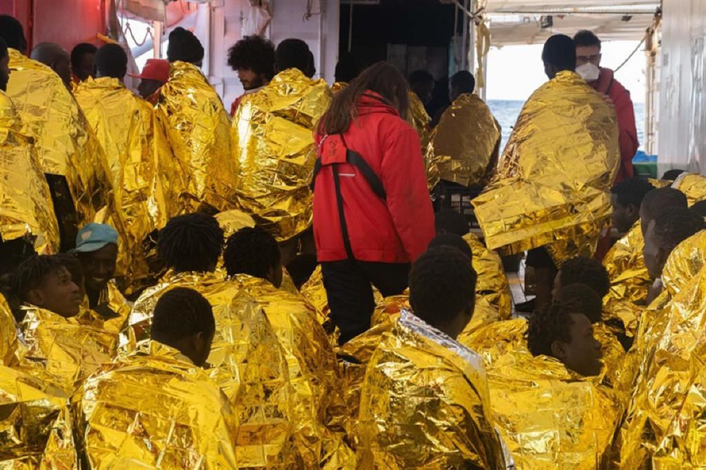 MIgranti salvati in mare dalla nave Ocean Viking