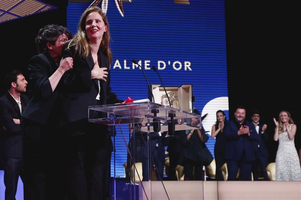 La gioia della regista Justine Triet, Palma d’Oro per il miglior film del 76° Festival di Cannes, "Anatomie d'une chute”