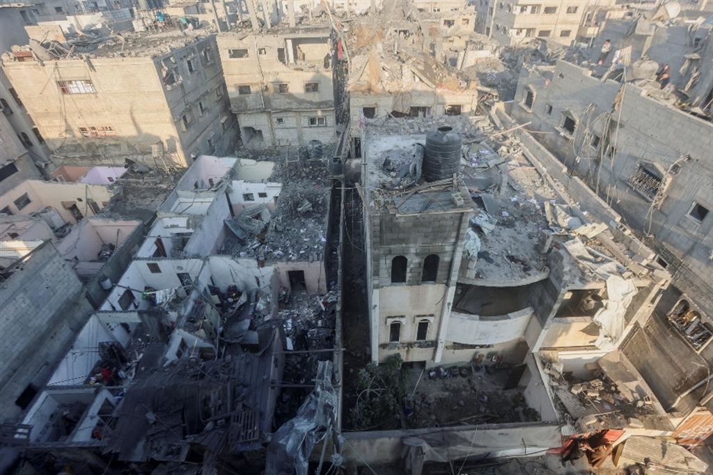 Edifici bombardati a Khan Yunis, la principale città del Sud della Striscia di Gaza