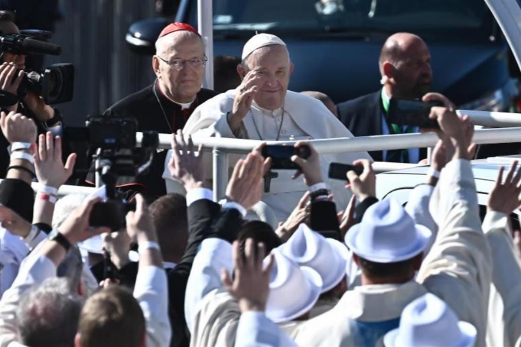 La folla che ha accolto papa Francesco nella piazza Kossuth Lajos di Budapest durante il viaggio in Ungheria