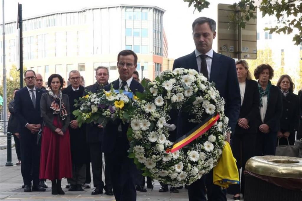 Il primo ministro svedese, Ulf Kistersson, e il primo ministro belga, Alexander De Croo, insieme ieri durante il tributo ai due tifosi svedesi uccisi a Bruxelles