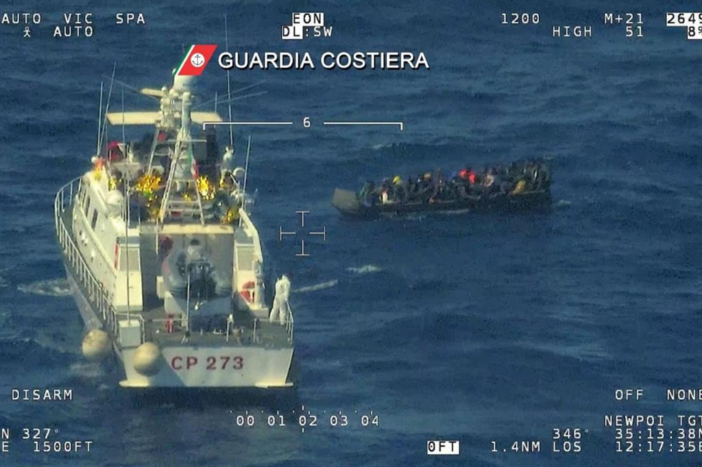 Un barcone di migranti soccorsi dalla Guardia costiera