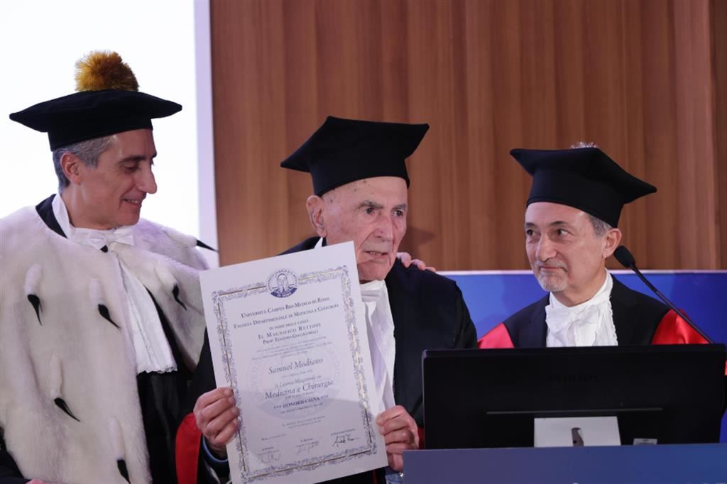 Sami Modiano riceve la laurea honoris causa dalle autorità accademiche del Campus Biomedico di Roma