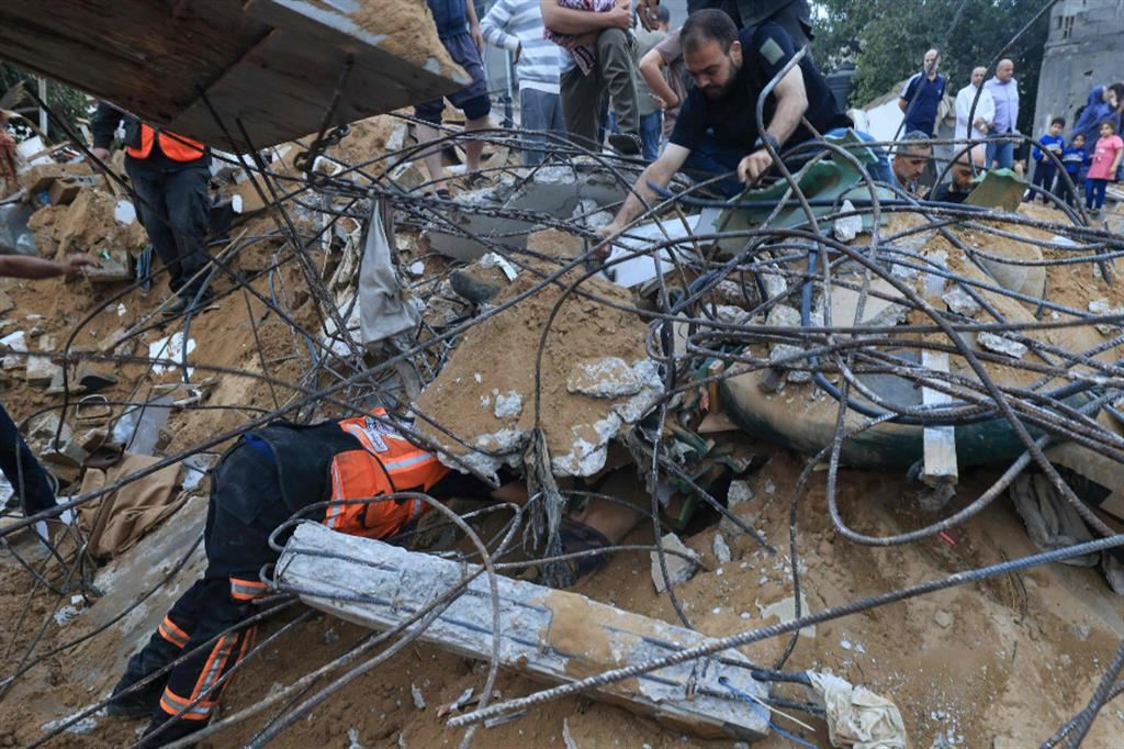 Si scava a Gaza alla ricerca di sopravvissuti dopo un raid israeliano