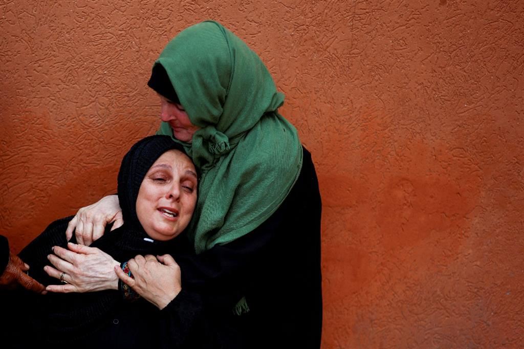 Disperazione al funerale dell'infermiera palestinese Haniyeh Qudih, uccisa in un raid israeliano a Khan Younis nel sud della Striscia di Gaza