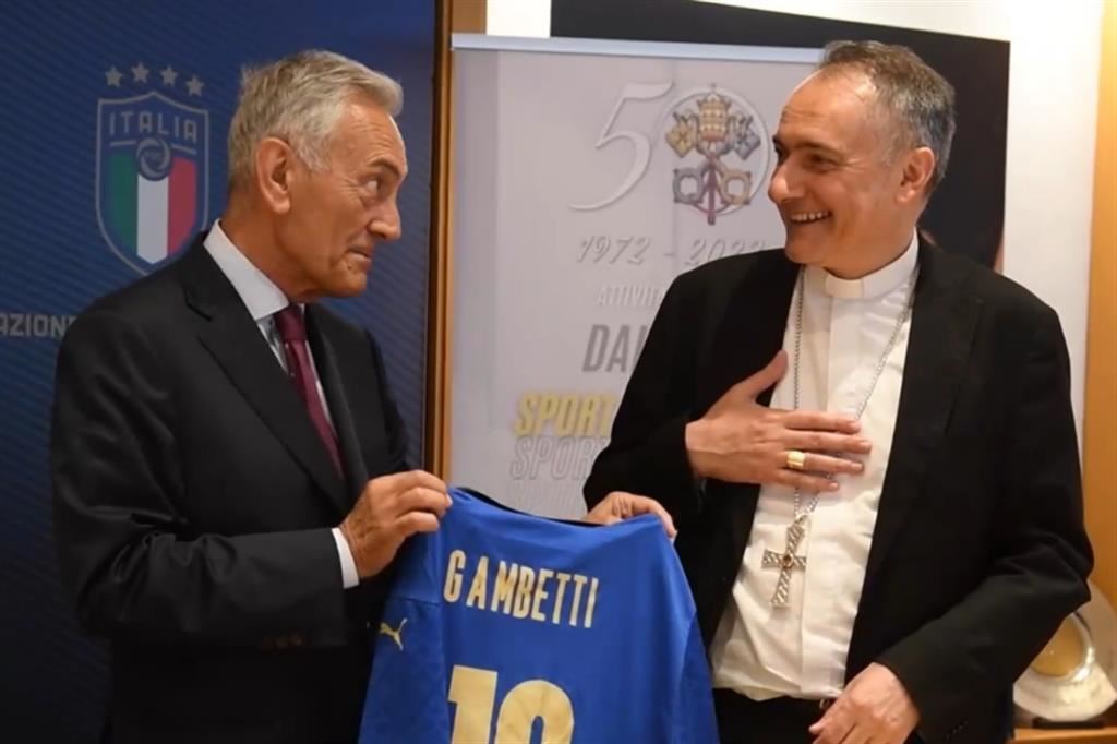 Il cardinale Mauro Gambetti con la maglia della Nazionale donata dal presidente della Figc, Gabriele Gravina