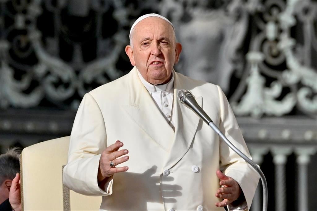 Il Papa durante l'udienza generale in piazza San Pietro