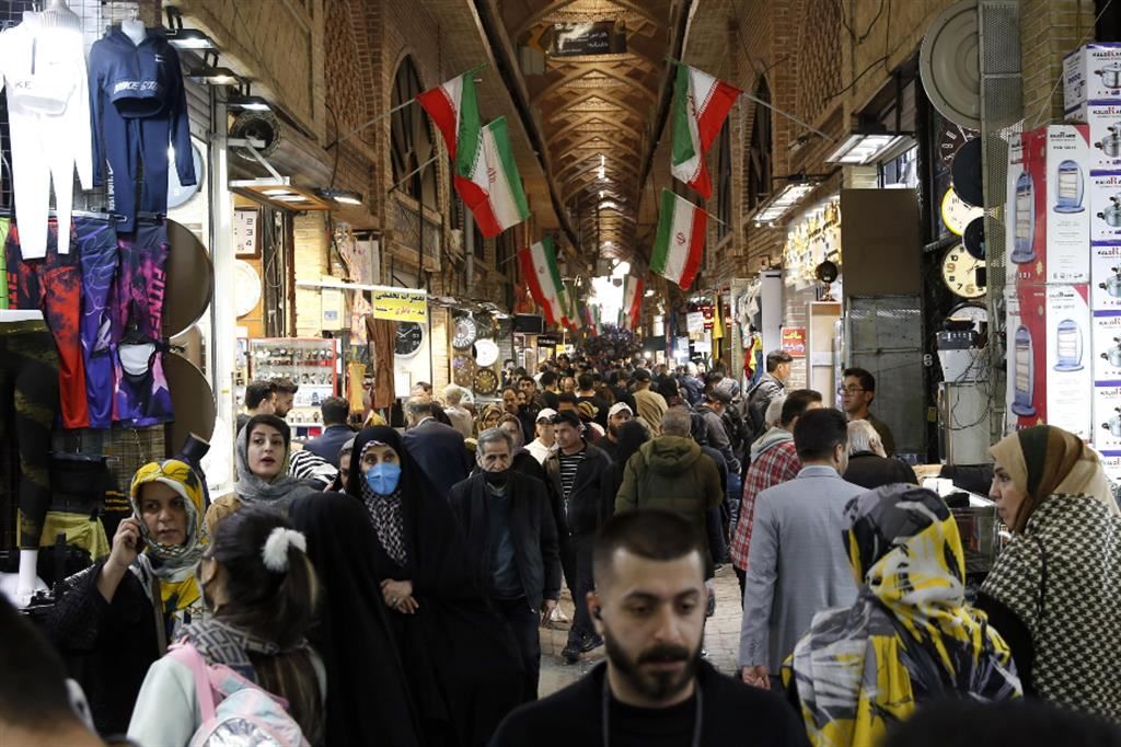 Giovani nella via dello shopping di Teheran