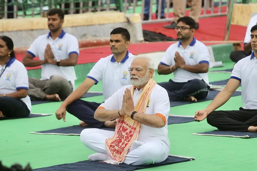 Il primo ministro indiano Narendra Modi in un a sessione di yoga a Delhi