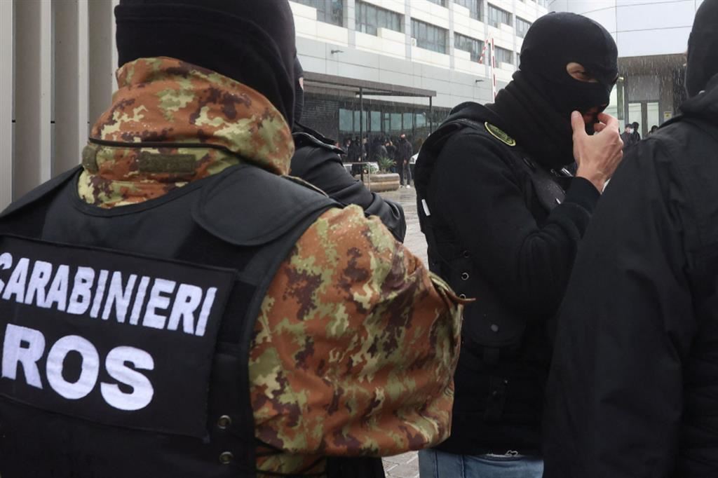 Carabinieri del Ros davanti alla clinica palermitana dov'è stato arrestato stamani il boss mafioso Matteo Messina Denaro, che era latitante da trent'anni