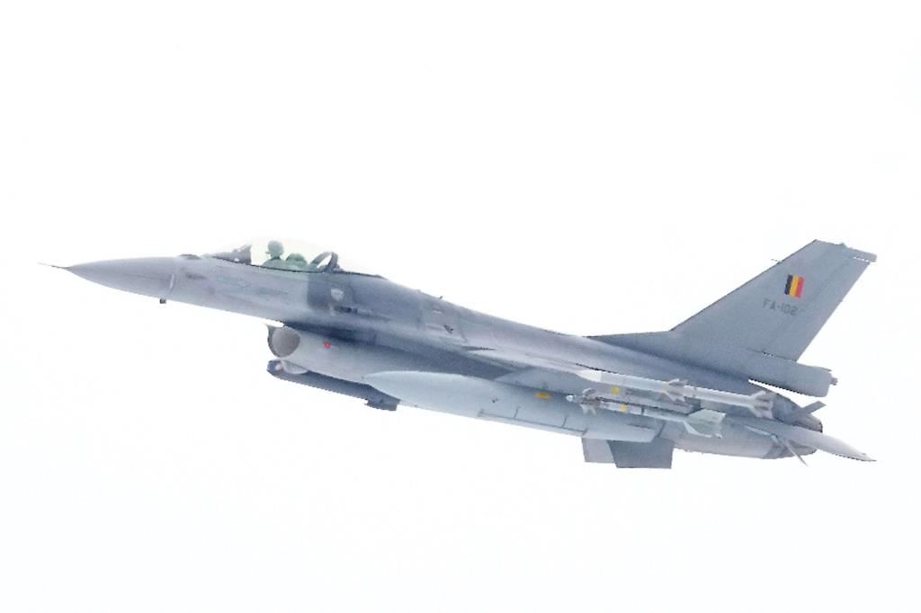 Un F-16 in volo nei cieli dell'Estonia